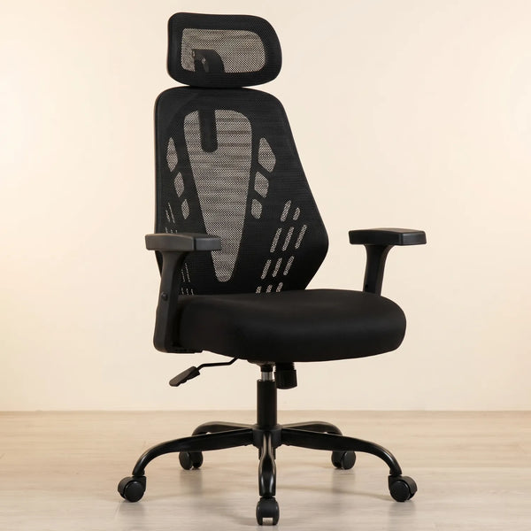 District 14 Chaise Ergonomique Mesh haut dossier noir avec appui-tête 4D réglable et accoudoirs ajustables, vue de face sur fond beige clair