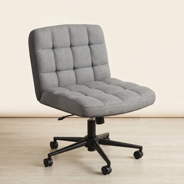 District 18 Chaise de Bureau à Jambes Croisées Tissu Lin gris clair capitonnée sans accoudoirs, vue de face fond beige clair parquet naturel