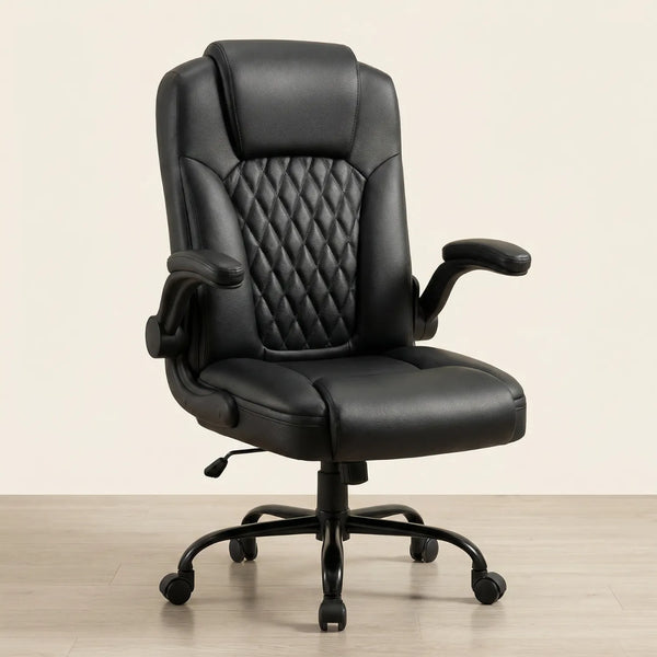 District 19 Chaise de Bureau en Cuir Noir Élite haut dossier avec capitonnage losanges et accoudoirs rabattables, vue de face fond beige clair parquet naturel