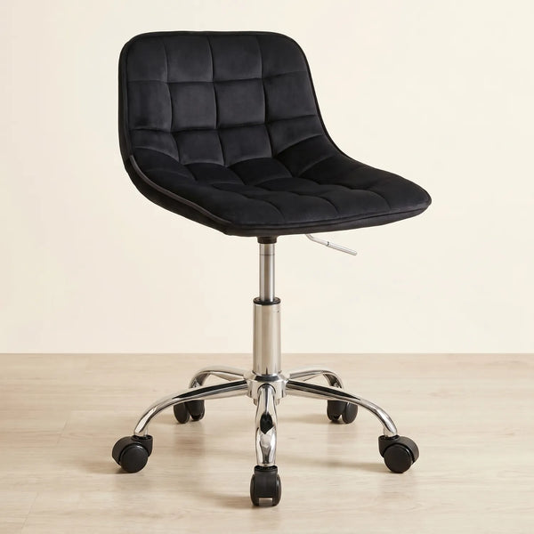 District 20 Tabouret en Velours Pivotant noir capitonné sans accoudoirs base chromée réglable en hauteur, vue de face fond beige clair parquet naturel