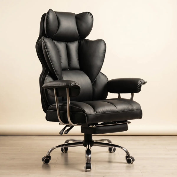 District 26 chaise bureau ergonomique cuir noir repose-pied rétractable accoudoirs rembourrés – vue 3/4 fond crème