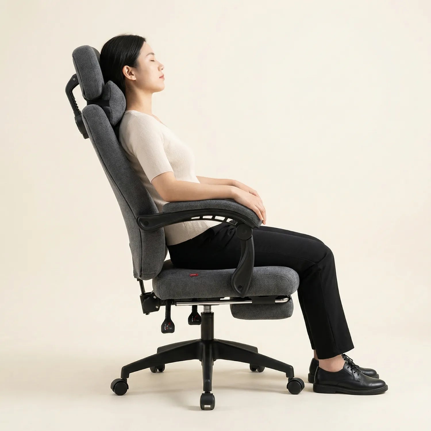 Chaise de bureau DIstrict 06 avec dessus une femme qui montre l'ergonmie de la chaise