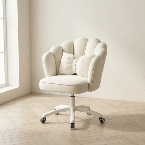 Chaise de bureau District 08 dans un studio minimalist
