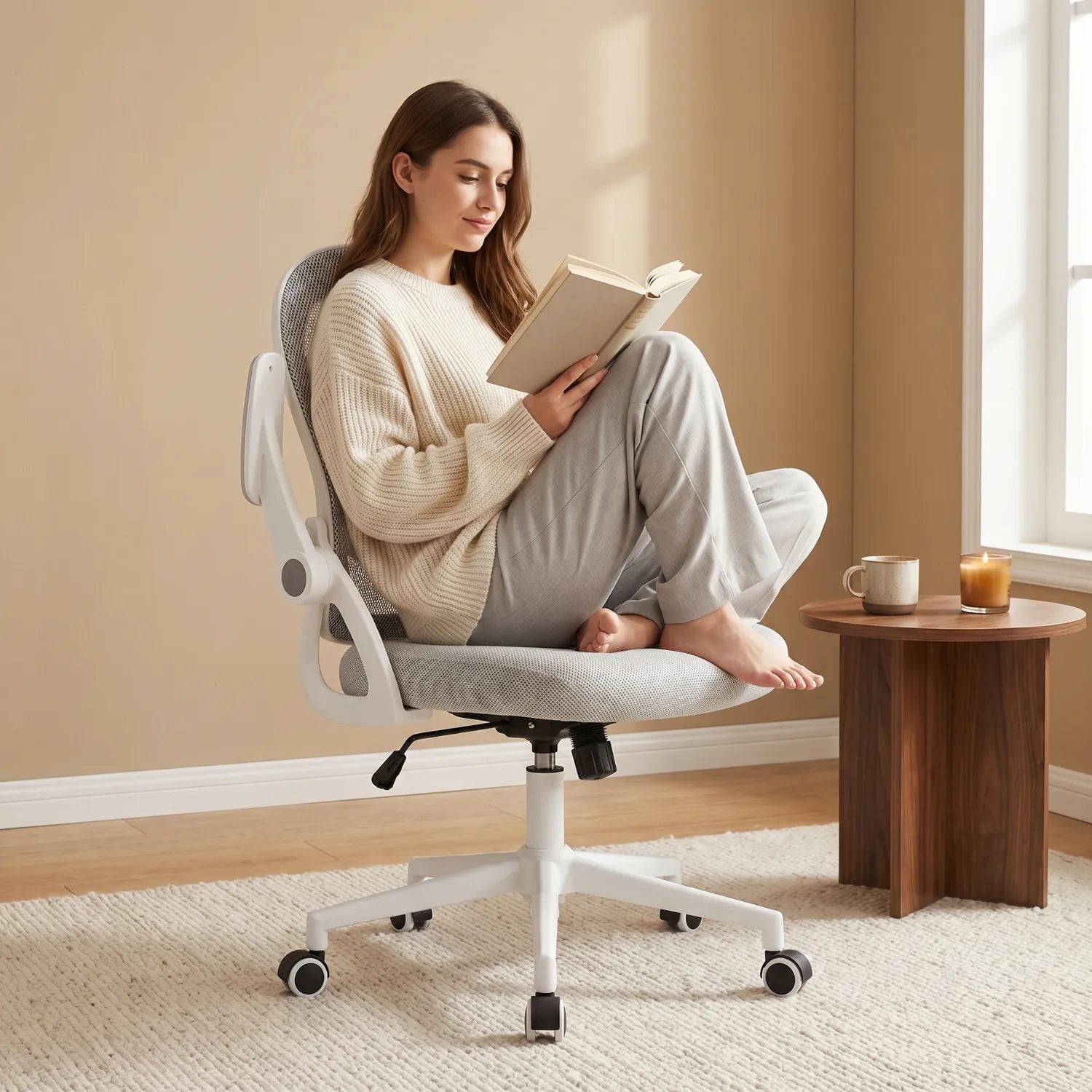 Chaise de bureau District 09 avec une femme qui lit dessus