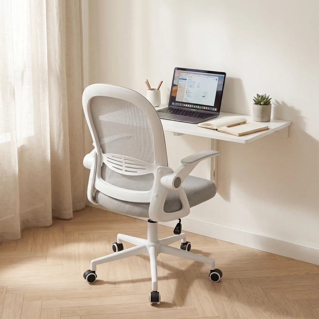 Chaise de bureau District 09 dans un bureau minimaliste