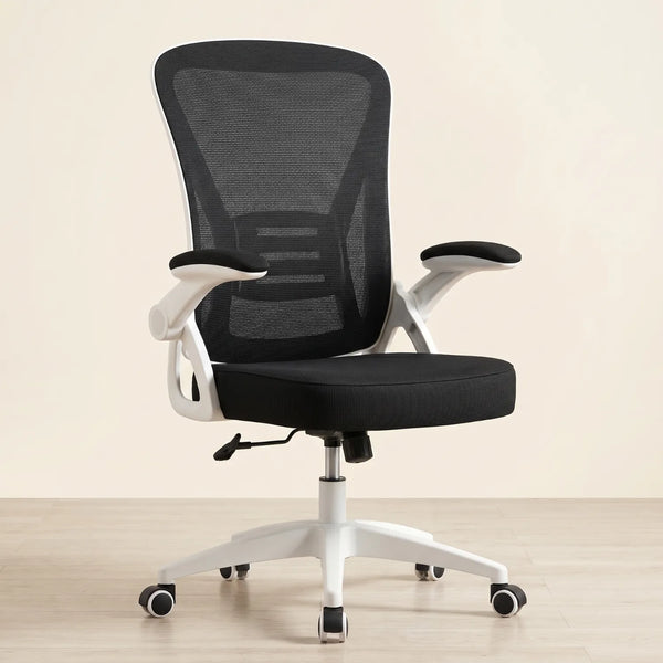 District 12 Chaise de Bureau Ergonomique Mesh noire et blanche avec accoudoirs rabattables 90 degrés et assise mousse HD, vue de face sur fond beige clair