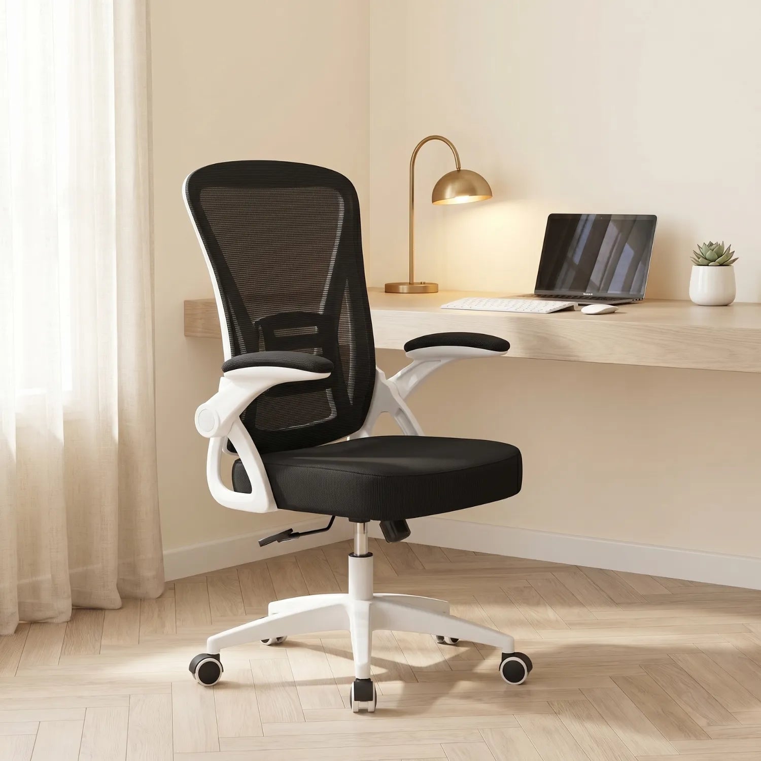 District 12 chaise ergonomique mesh noire positionnée devant un bureau en bois avec lampe dorée et laptop, home office lumineux tons chauds