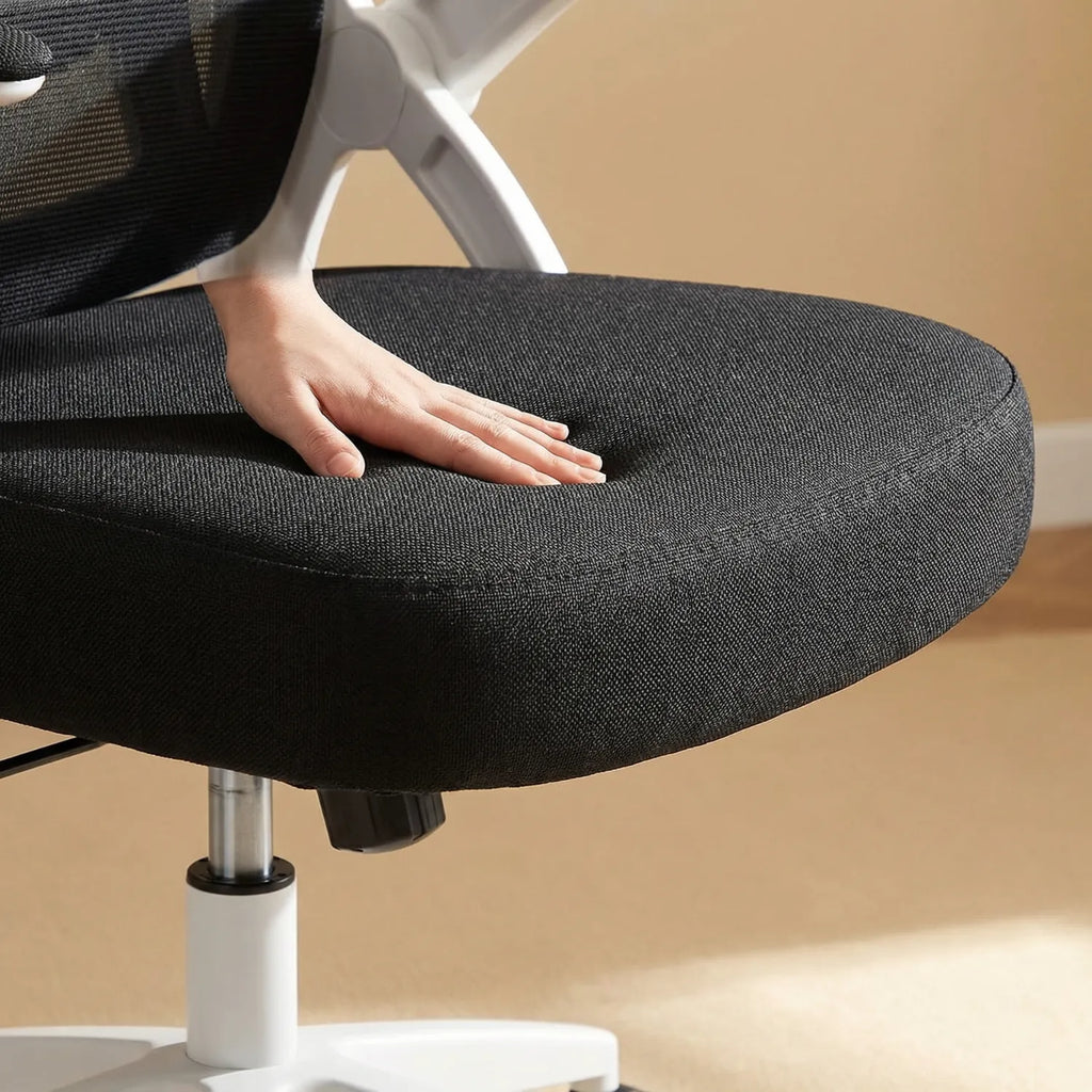 Gros plan sur l'assise mousse haute densité de la District 12 chaise de bureau ergonomique, tissu mesh respirant confort longue durée