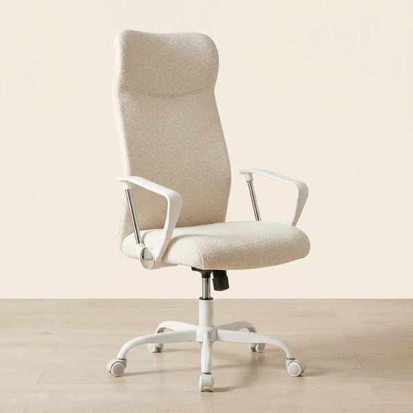District 15 Chaise de Bureau Pivotante Tissu Haut Dossier beige crème avec accoudoirs blancs et chromés, vue de face sur fond beige clair parquet clair