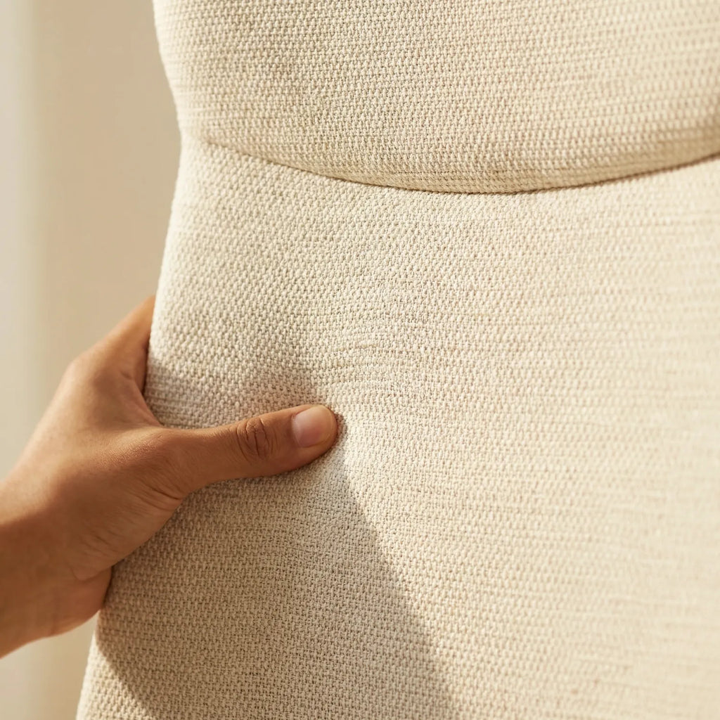 Gros plan sur le soutien lombaire de la District 15 chaise bureau pivotante tissu haut dossier beige, mousse dense et tissu bouclé premium confort longue durée