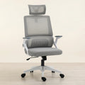 District 17 Chaise de Bureau Maille Respirante grise avec appui-tête en maille réglable et soutien lombaire intégré, vue de face fond beige parquet clair