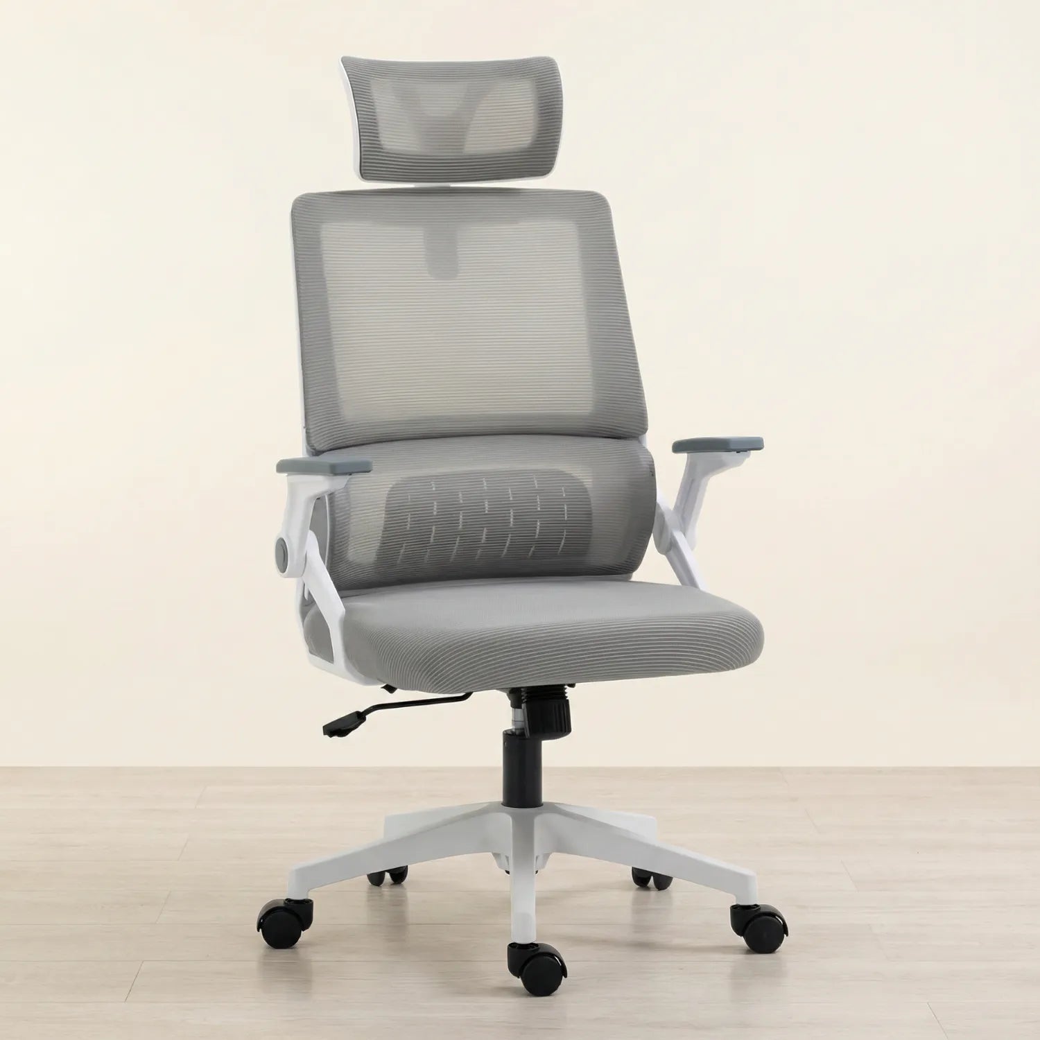 District 17 Chaise de Bureau Maille Respirante grise avec appui-tête en maille réglable et soutien lombaire intégré, vue de face fond beige parquet clair