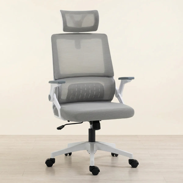 District 17 Chaise de Bureau Maille Respirante grise avec appui-tête en maille réglable et soutien lombaire intégré, vue de face fond beige parquet clair