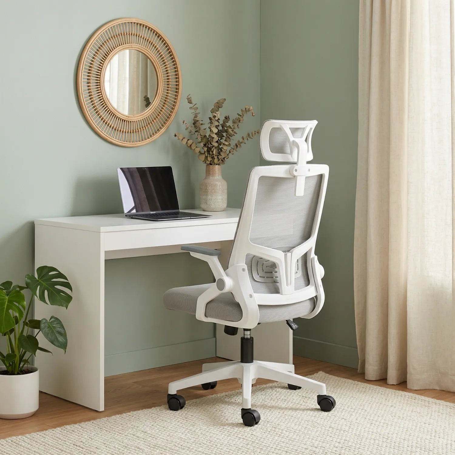 District 17 chaise bureau maille respirante grise vue dos avec appui-tête réglable, bureau blanc mur vert sauge miroir rotin monstera home office naturel