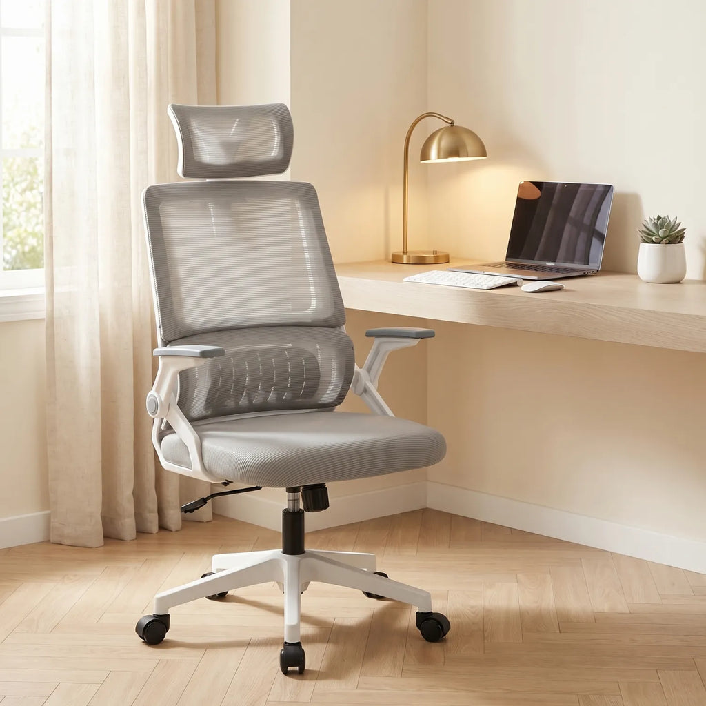 District 17 chaise ergonomique maille respirante grise avec appui-tête en maille, bureau d'angle en bois clair lampe dorée et laptop, intérieur lumineux tons chauds