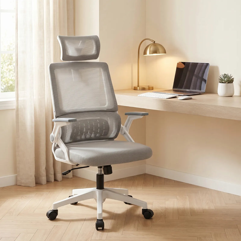 District 17 chaise ergonomique maille respirante grise avec appui-tête en maille, bureau d'angle en bois clair lampe dorée et laptop, intérieur lumineux tons chauds