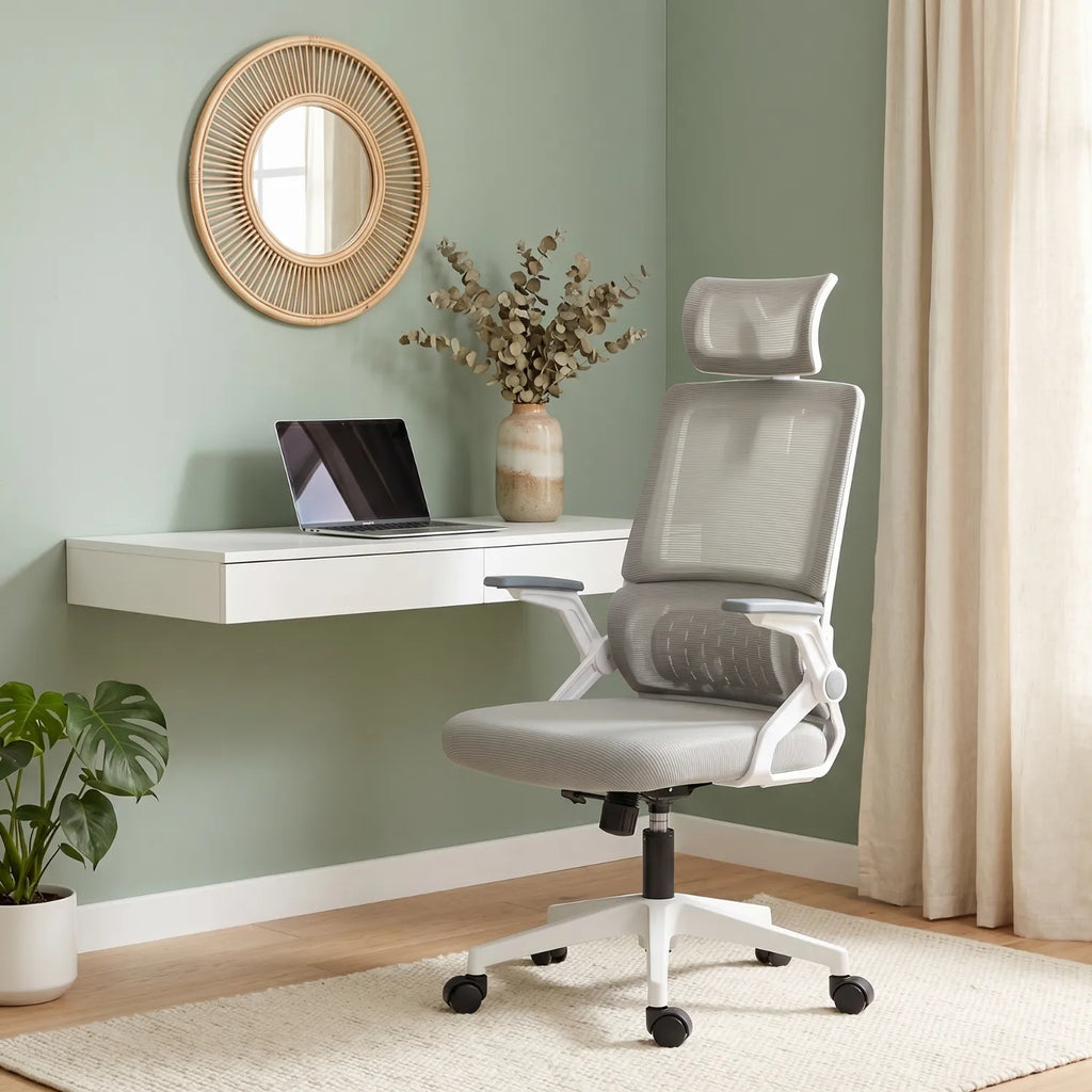 District 17 chaise de bureau maille respirante grise avec appui-tête en maille, bureau flottant blanc mur vert sauge miroir rotin et monstera home office