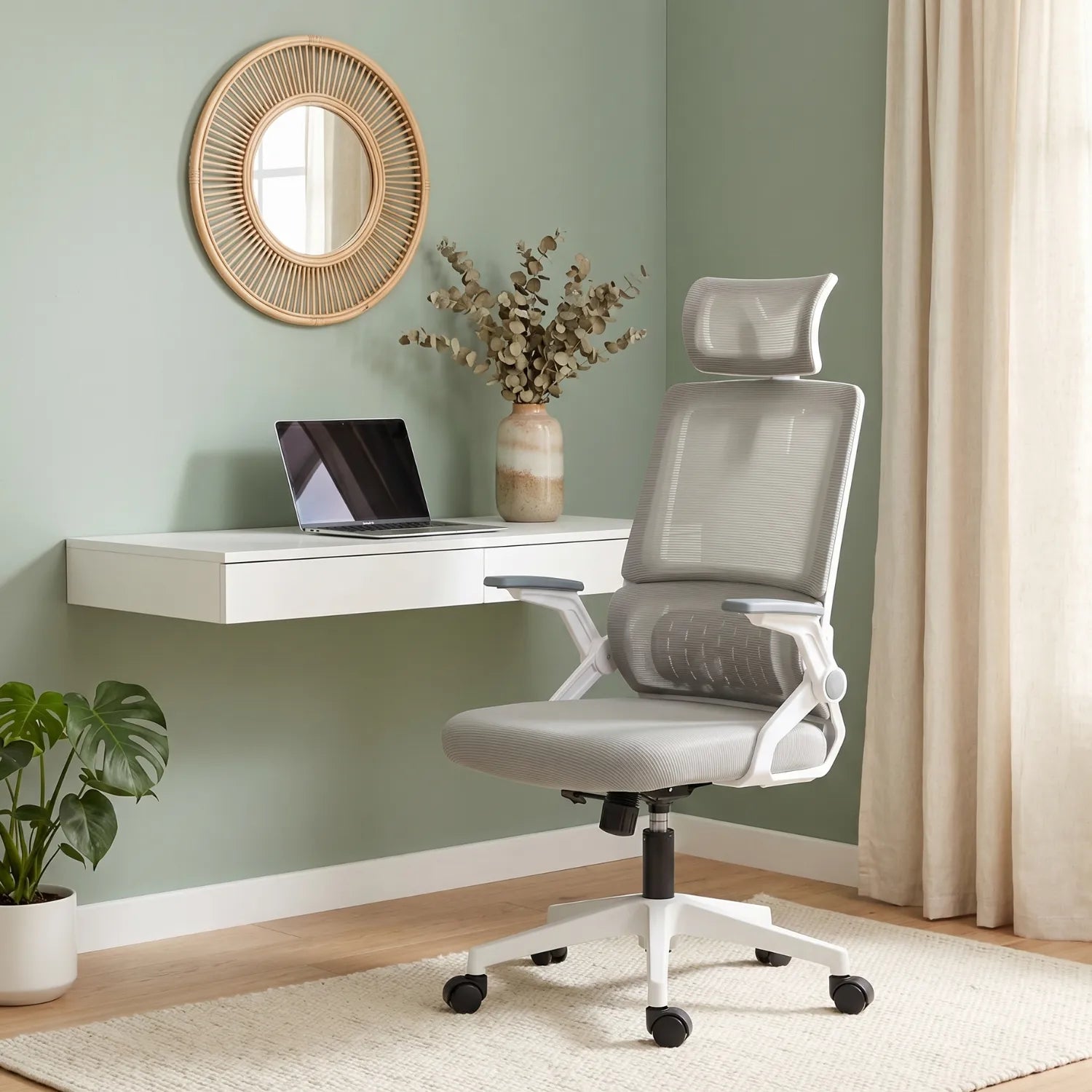 District 17 chaise de bureau maille respirante grise avec appui-tête en maille, bureau flottant blanc mur vert sauge miroir rotin et monstera home office