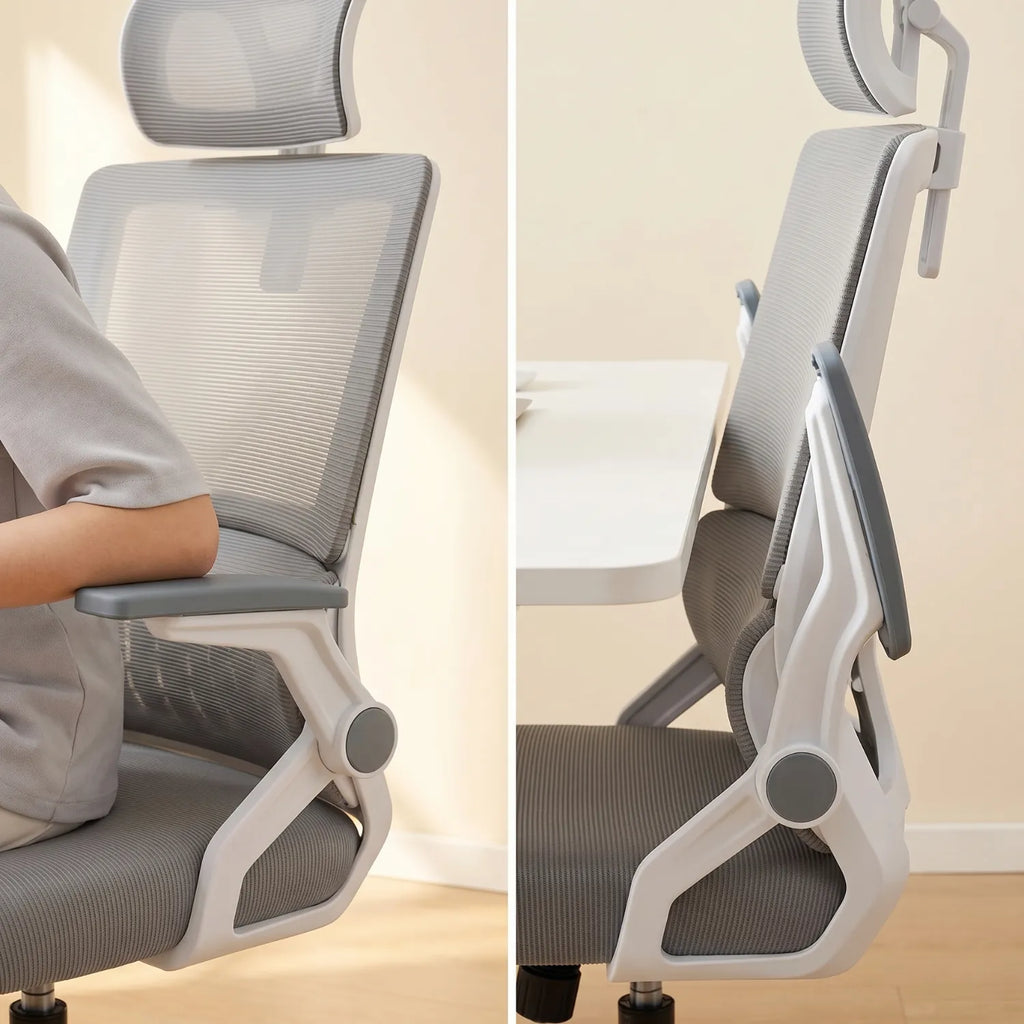 Double vue des accoudoirs rabattables de la District 17 chaise ergonomique maille respirante grise, position relevée et abaissée gain de place bureau