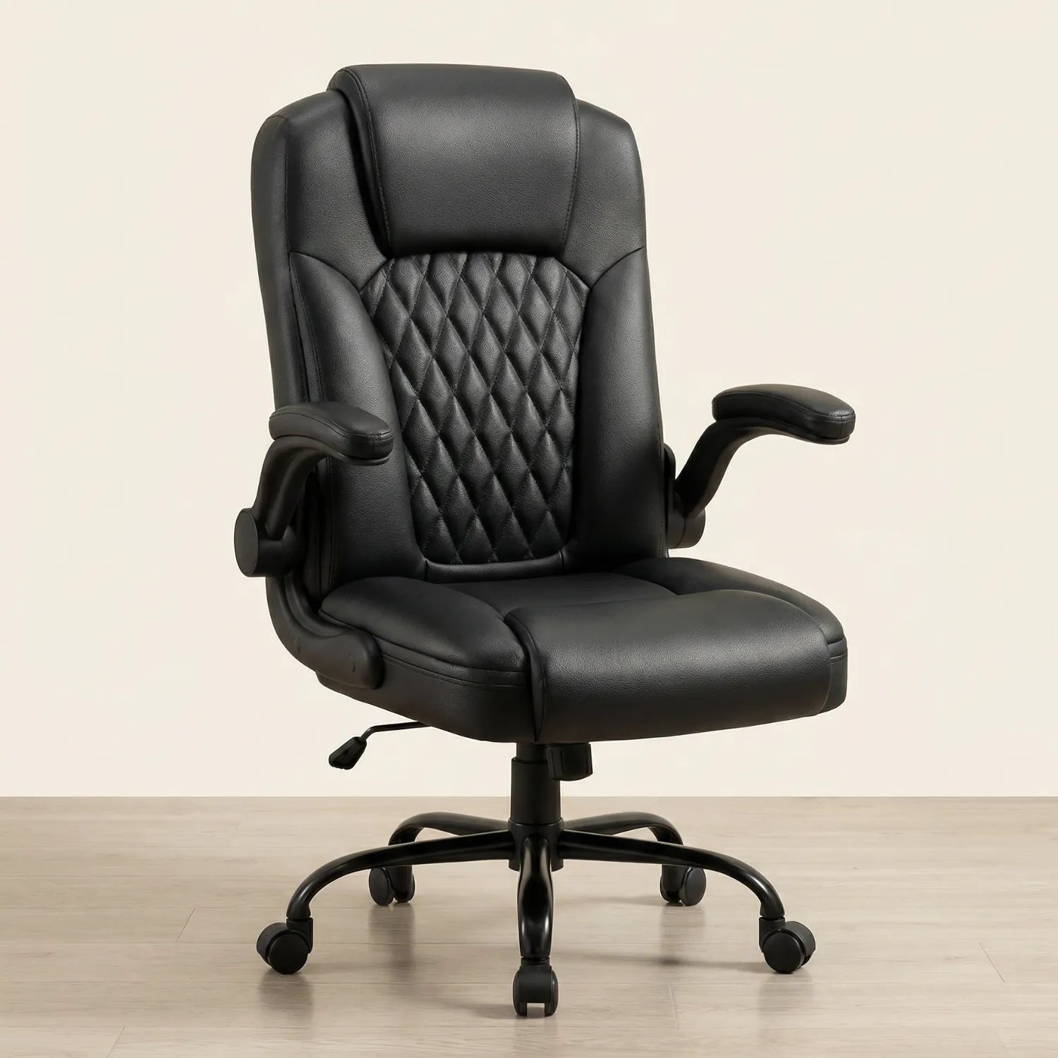 District 19 Chaise de Bureau en Cuir Noir Élite haut dossier avec capitonnage losanges et accoudoirs rabattables, vue de face fond beige clair parquet naturel
