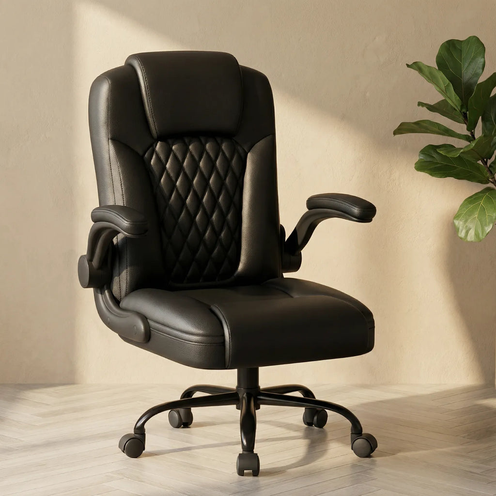District 19 Chaise de Bureau en Cuir Noir Élite haut dossier avec capitonnage losanges et accoudoirs rabattables, décor intérieur naturel mur beige texturé ficus