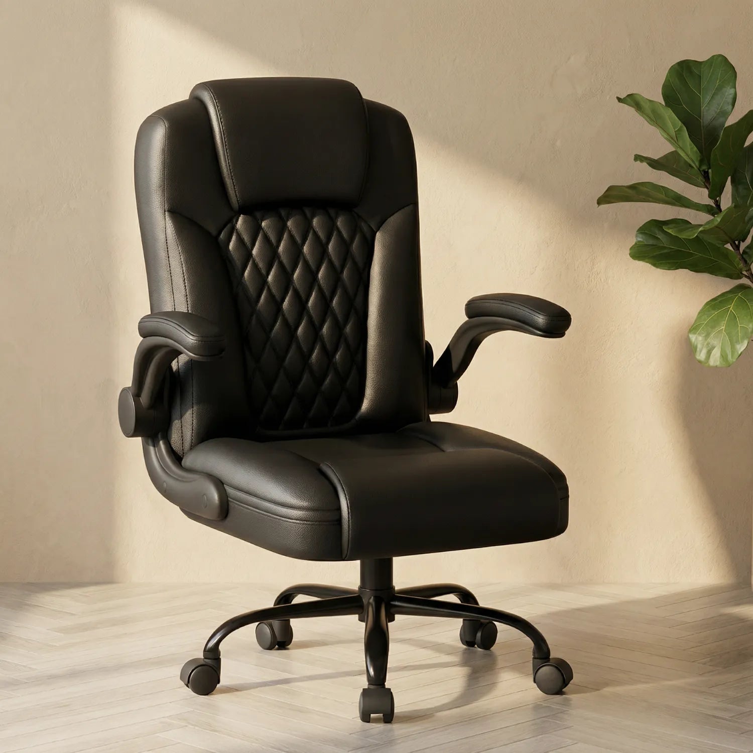 District 19 Chaise de Bureau en Cuir Noir Élite haut dossier avec capitonnage losanges et accoudoirs rabattables, décor intérieur naturel mur beige texturé ficus