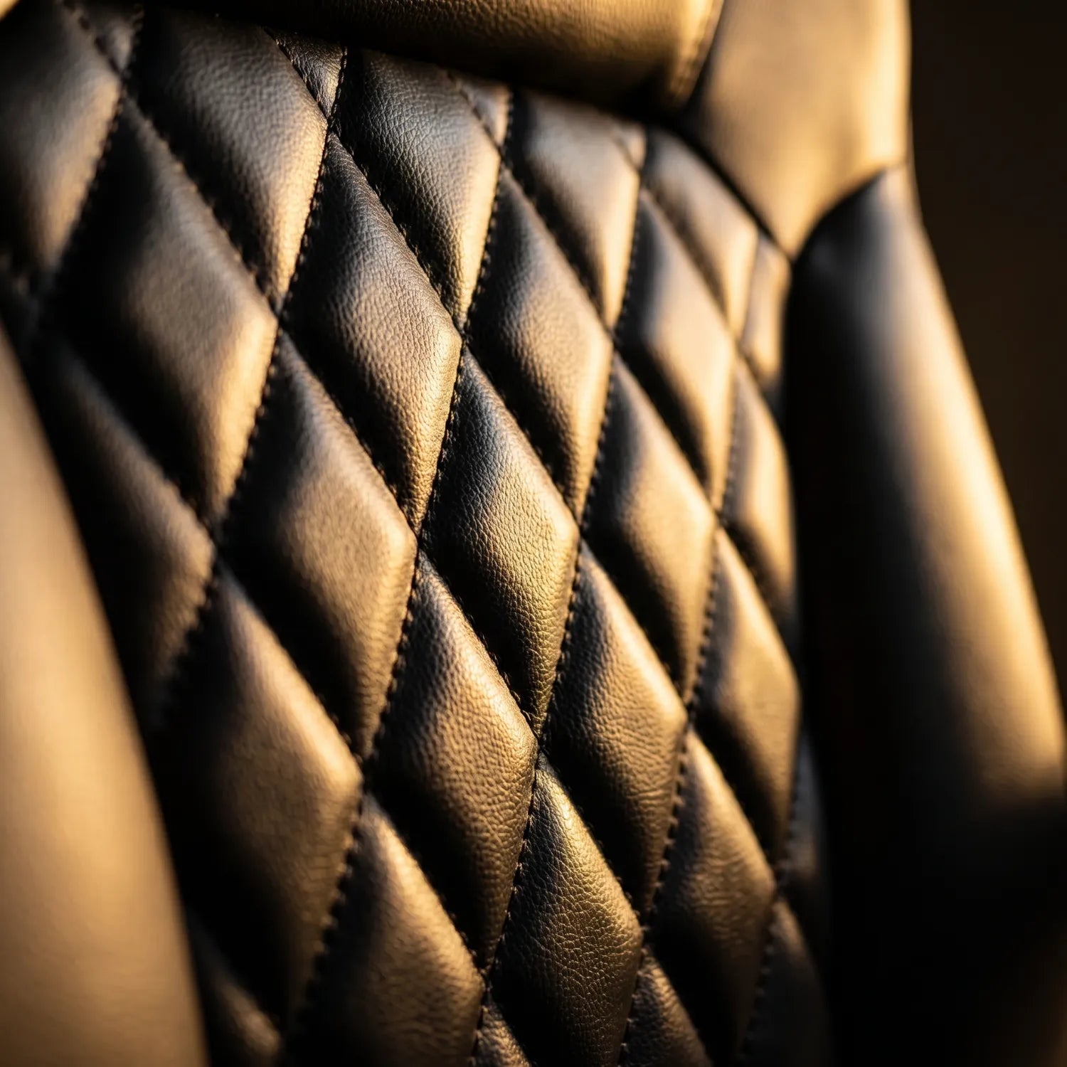 Gros plan capitonnage losanges cuir noir premium de la District 19 Chaise de Bureau Élite, piqûres apparentes finition luxueuse soutien lombaire confort longue durée