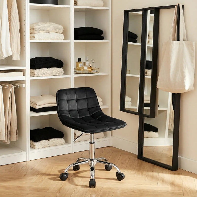 District 20 Tabouret en Velours Pivotant noir capitonné base chromée, dressing room blanc rangements vêtements et miroir plein pied noir parquet chevrons