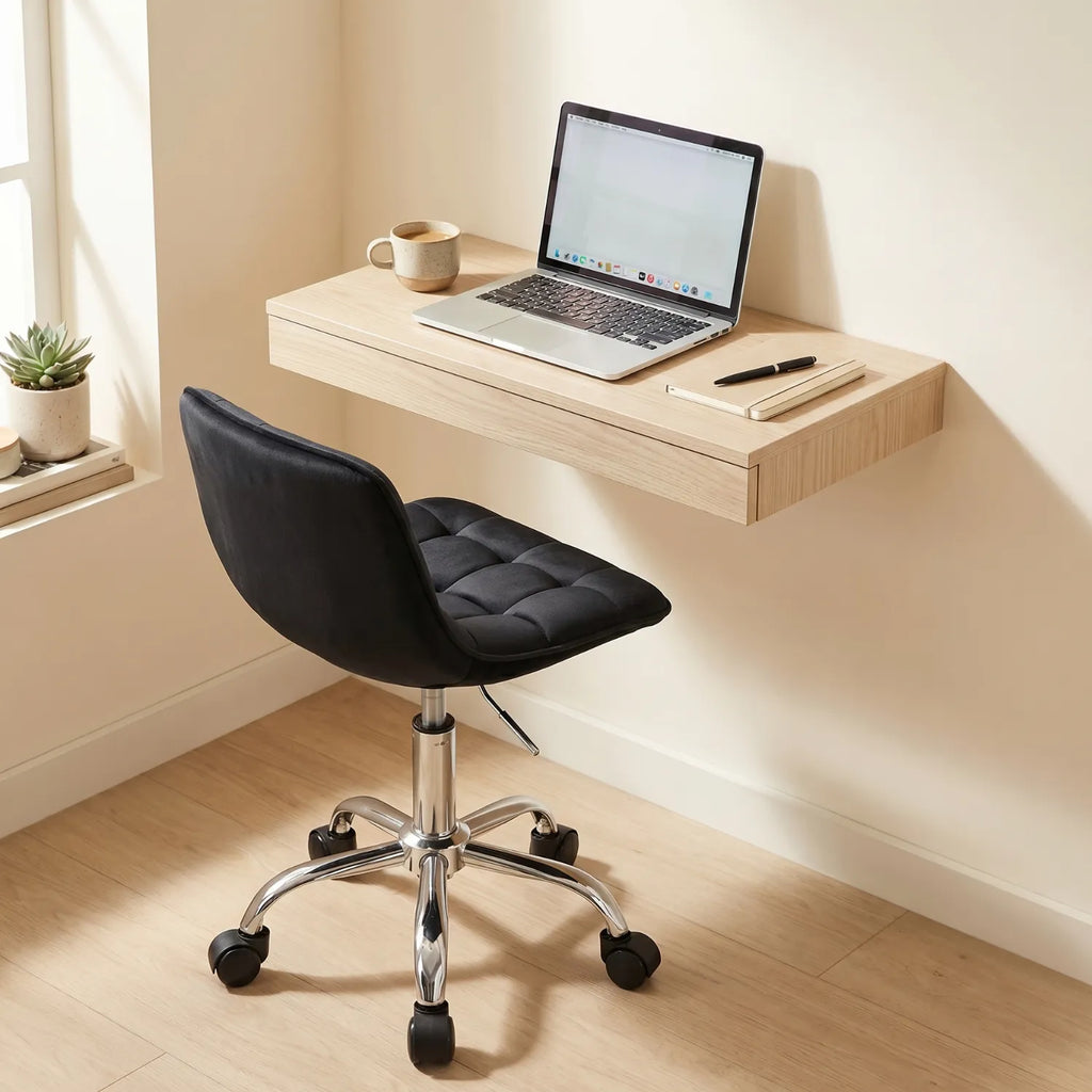 District 20 Tabouret Velours Pivotant noir capitonné base chromée devant bureau flottant bois clair avec laptop et café, home office minimaliste tons beige