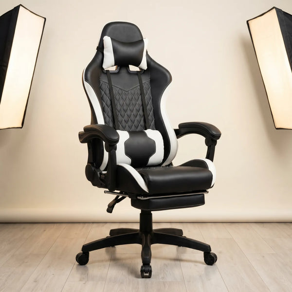 District 21 Chaise Gaming avec Massage Lombaire noir et blanc capitonnage losanges appui-tête coussin lombaire et repose-pieds escamotable, shooting studio softbox fond beige