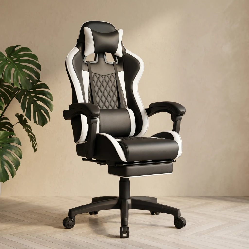 District 21 chaise gaming massage lombaire noir et blanc avec repose-pieds escamotable appui-tête et coussin lombaire, décor intérieur naturel monstera fond beige