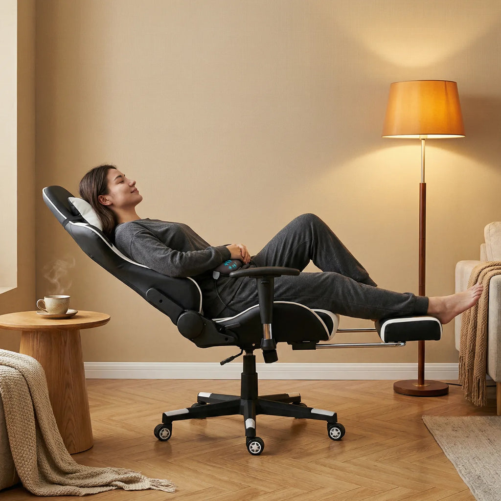 Femme en relaxation complète inclinée sur la District 21 chaise gaming avec massage lombaire noir et blanc repose-pieds déployé, salon cosy lampe sur pied ambiance chaude
