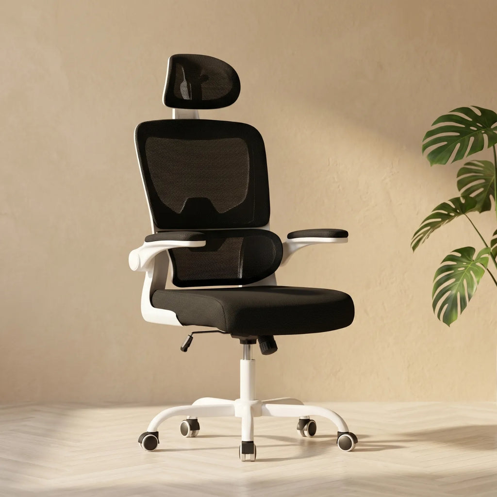 District 22 Chaise de Bureau Maille 3 Segments Ergonomique noir et blanc avec appui-tête et accoudoirs rabattables, décor intérieur naturel mur beige texturé monstera