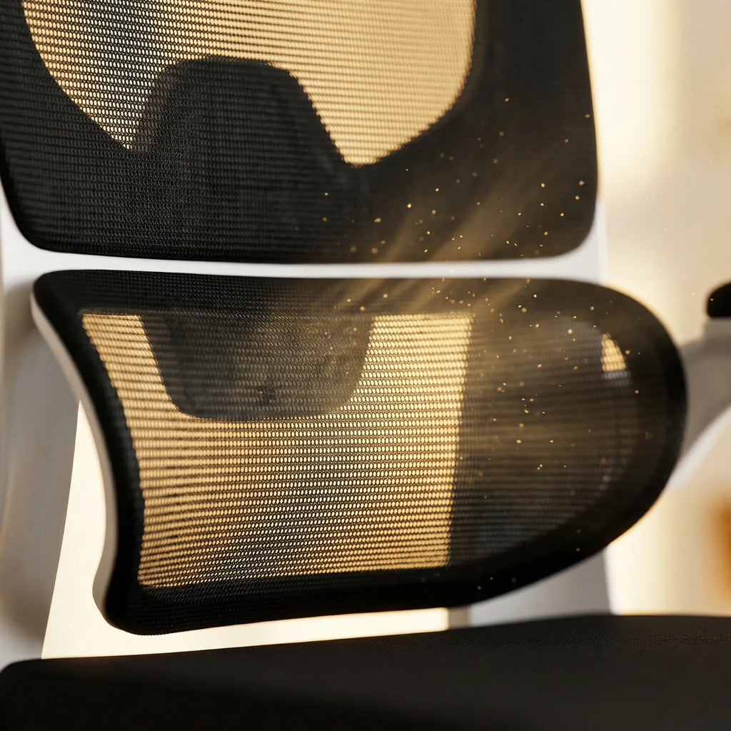 Gros plan soutien lombaire 3 segments maille noire de la District 22 chaise ergonomique cadre blanc, texture respirante aérée lumière ambrée confort longue durée
