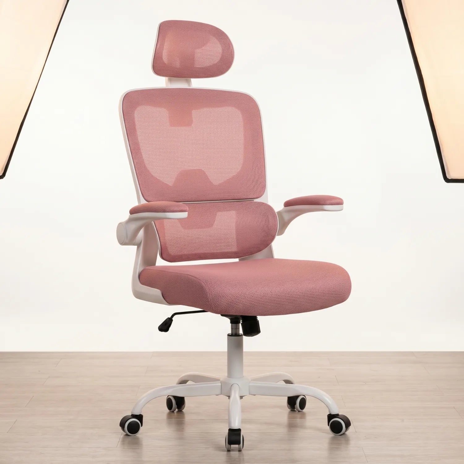 District 22 Chaise de Bureau Maille 3 Segments Ergonomique rose poudré avec appui-tête et accoudoirs rabattables base blanche, vue de face fond studio blanc