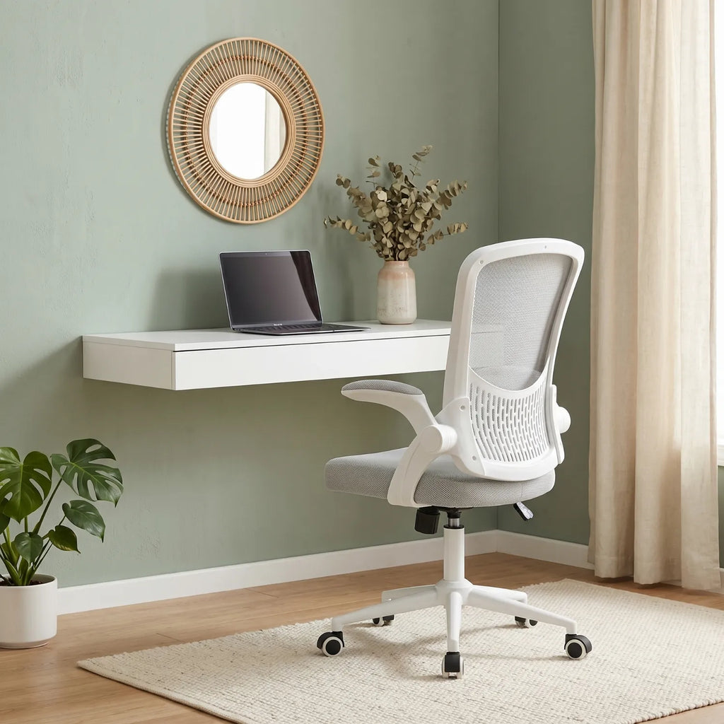 District 23 chaise bureau maille accoudoirs pliants gris et blanc vue dos devant bureau flottant blanc, mur vert sauge miroir rotin monstera eucalyptus home office naturel