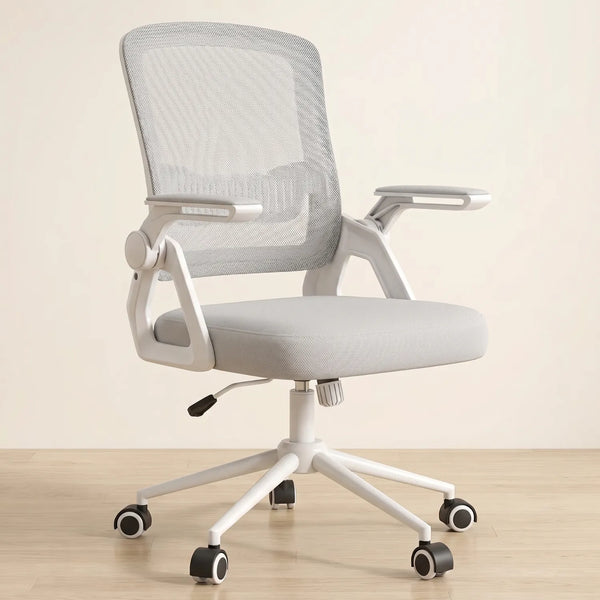 District 24 chaise de bureau ergonomique maille gris clair cadre blanc – vue 3/4 fond crème