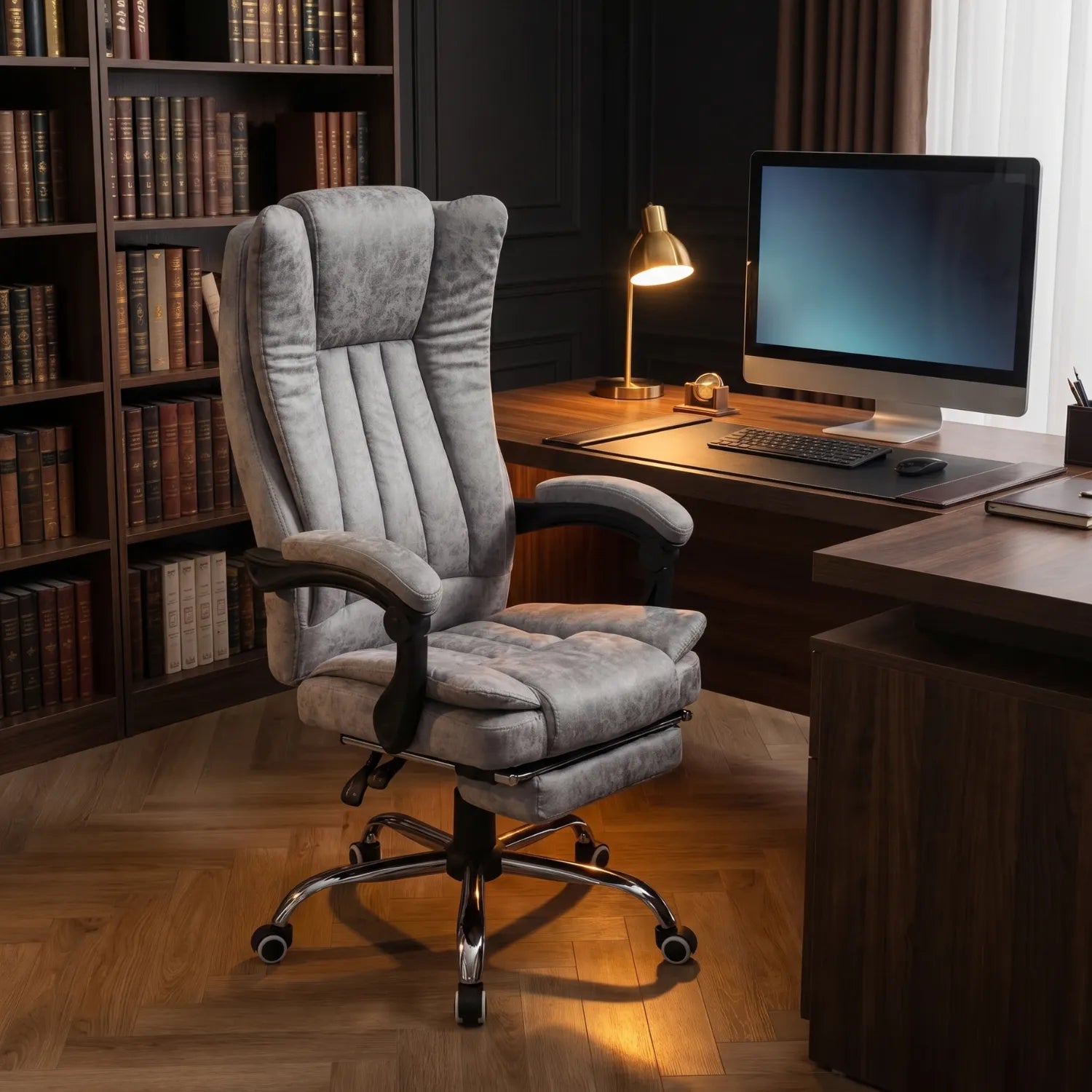 District 25 chaise bureau massante chauffante velours gris dans bureau directorial sombre avec bibliothèque et ordinateur